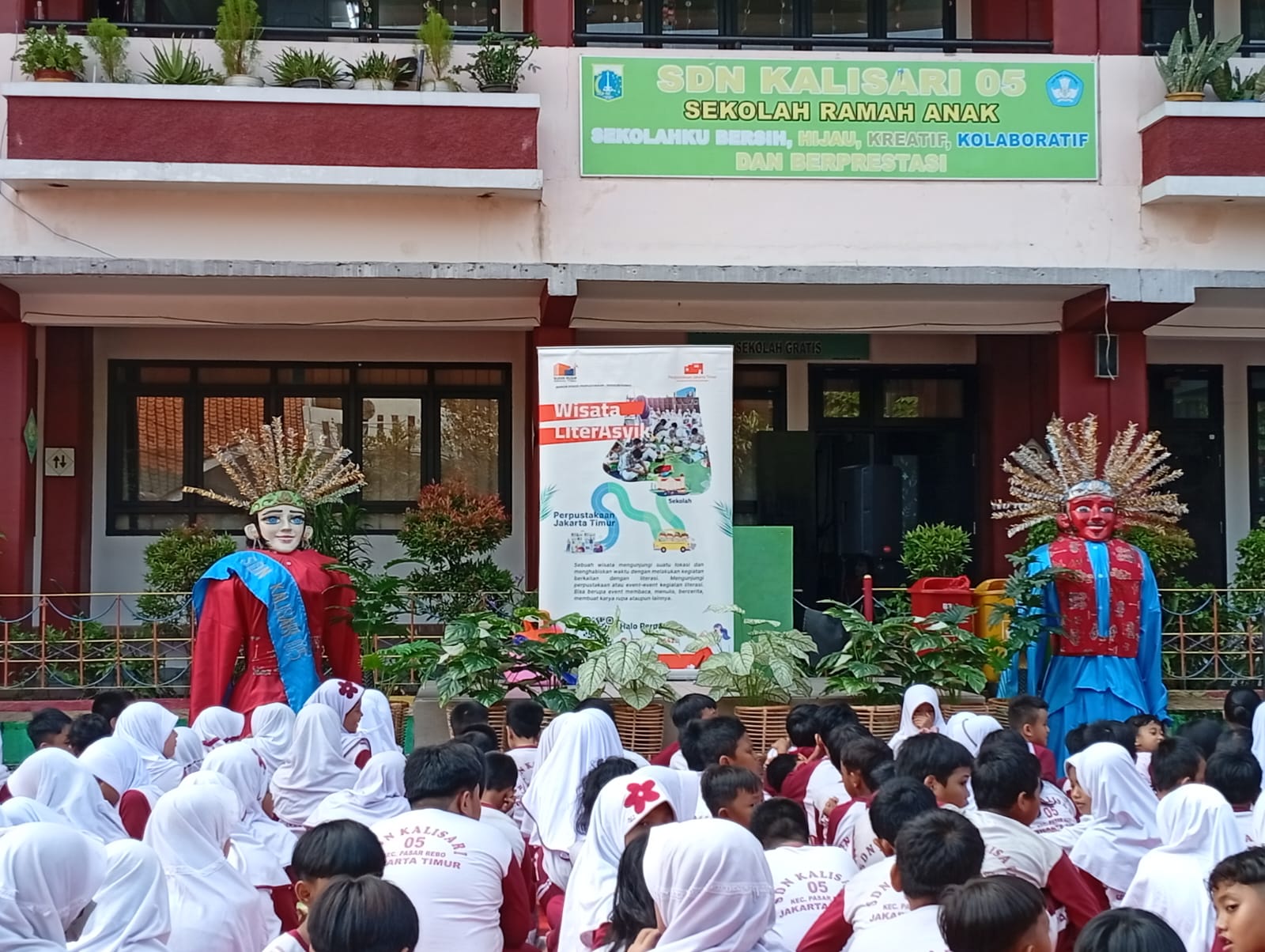 Wisata LiterAsyik Ke SDN Kalisari 05